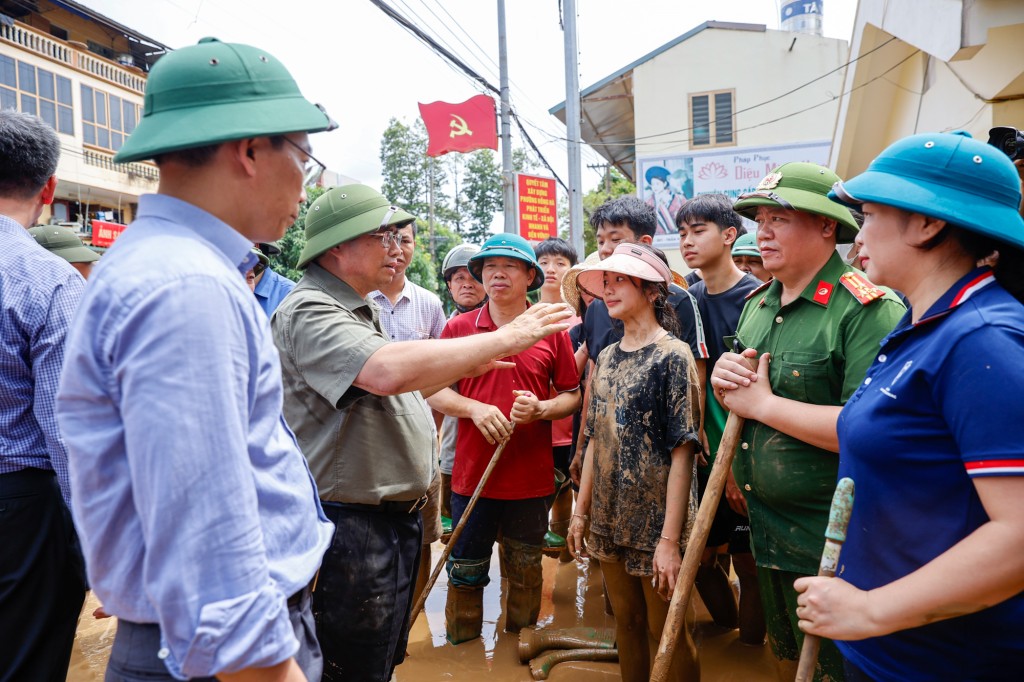 Thủ tướng Phạm Minh Chính thăm hỏi tình hình khắc phục hậu quả mưa lũ tại Trường THPT Lý Thường Kiệt, TP Yên Bái - Ảnh VGP/Hà Văn