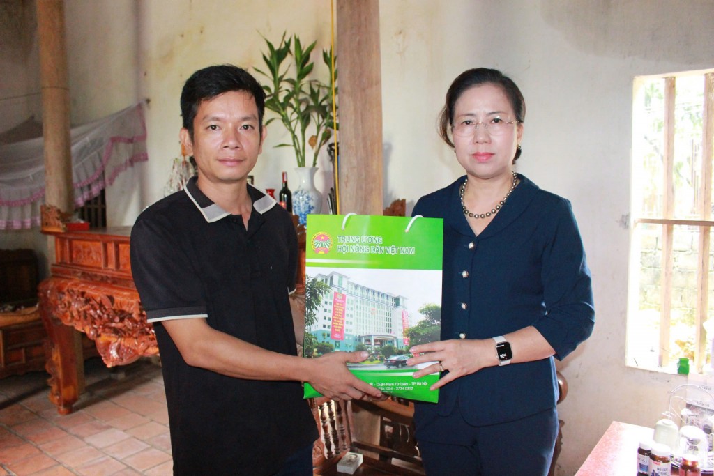 Hội Nông dân Việt Nam tặng quà tại 