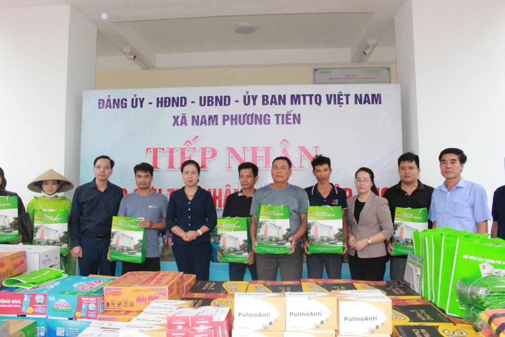 Hội Nông dân Việt Nam tặng quà tại 