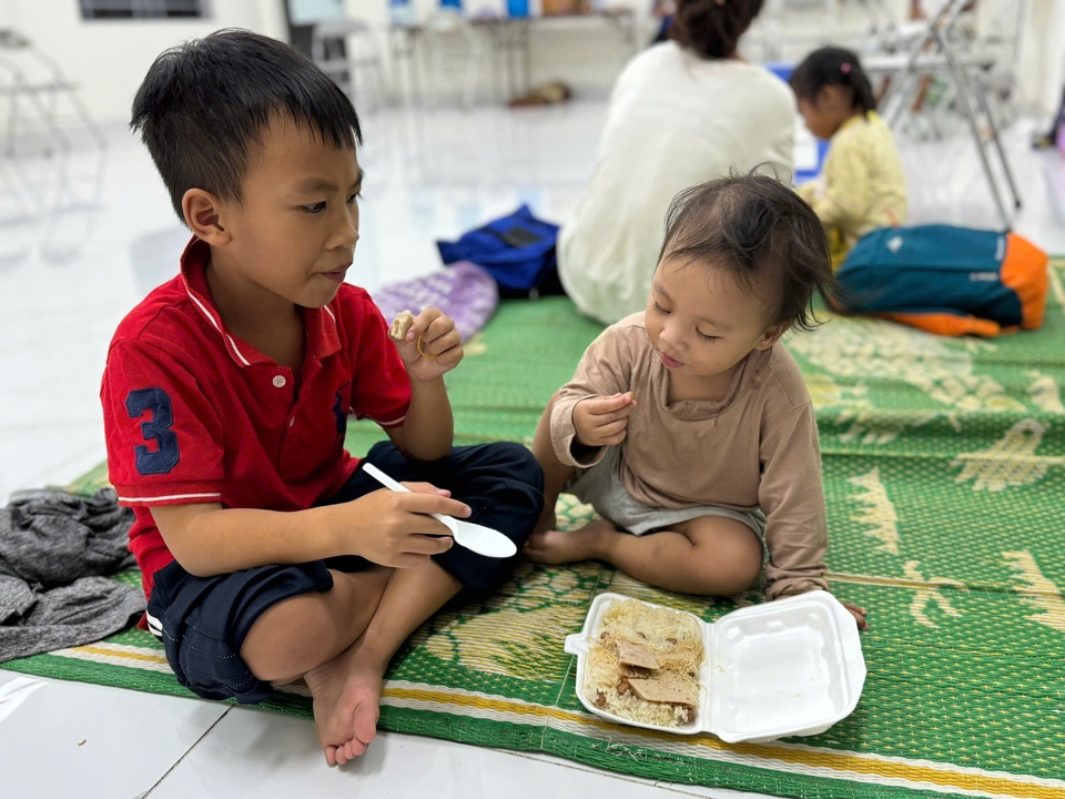 Các cháu nhỏ tránh lũ là đối tượng ưu tiên tại nơi tạm trú