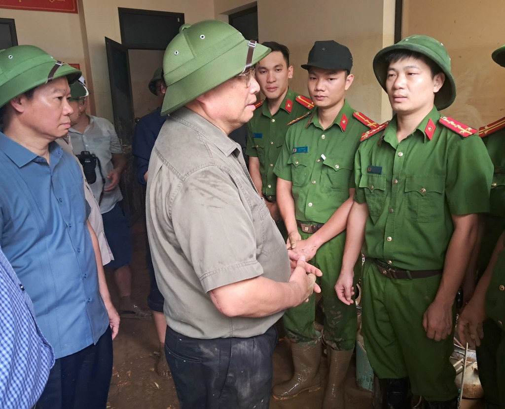 Thủ tướng thăm hỏi cán bộ, chiến sĩ Công an phường Hồng Hà - Ảnh VGP/Hà Văn