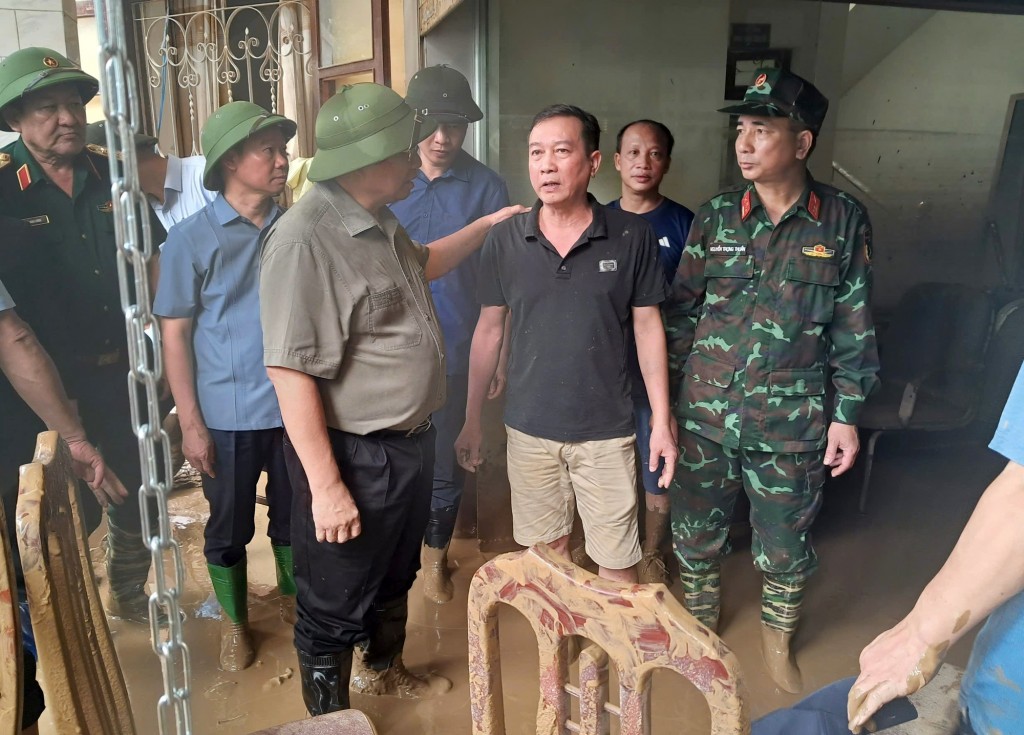 Thủ tướng Phạm Minh Chính trao đổi với cán bộ Công ty Lương thực Yên Bái, thuộc Tổng công ty Lương thực miền Bắc - Ảnh VGP/Hà Văn