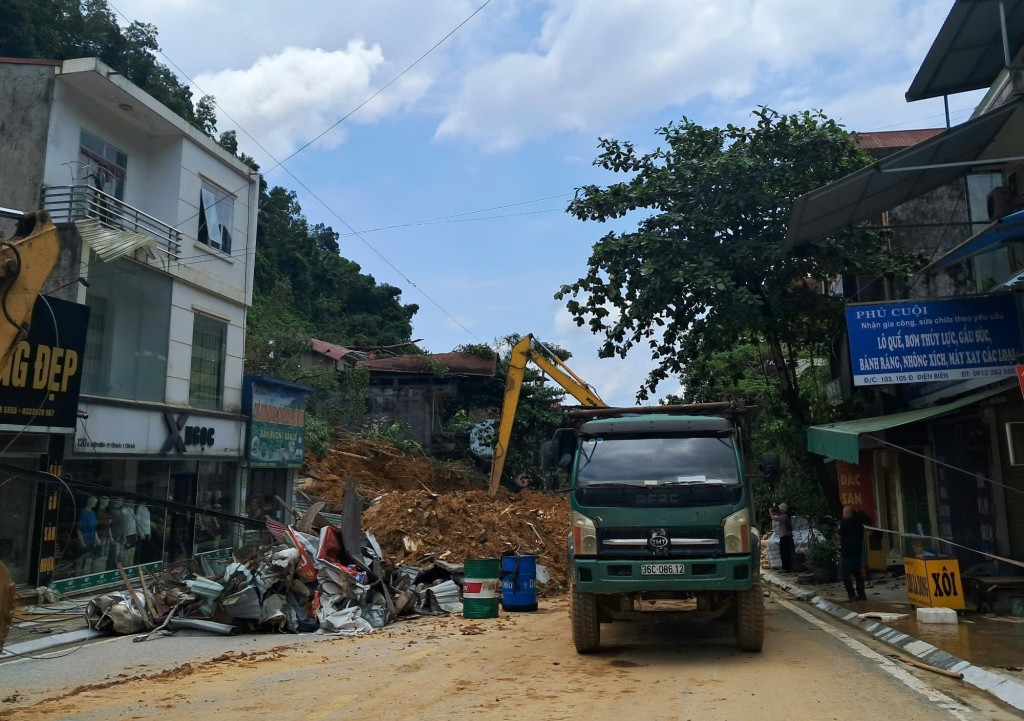 Khu vực sạt lở làm 2 người bị vùi lấp (chưa tìm thấy) tại phường Nguyễn Thái Học, TP Yên Bái - Ảnh VGP/Hà Văn