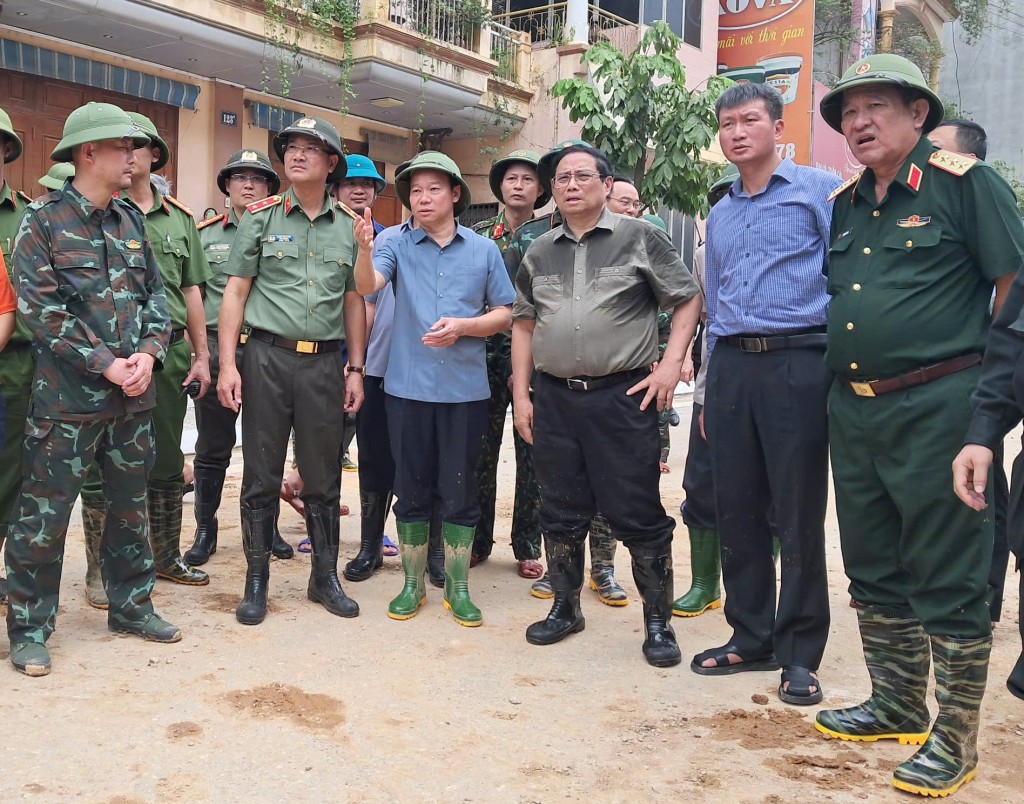 Thủ tướng thị sát khu vực sạt lở làm 2 người bị vùi lấp (chưa tìm thấy) tại phường Nguyễn Thái Học, TP Yên Bái - Ảnh VGP/Hà Văn