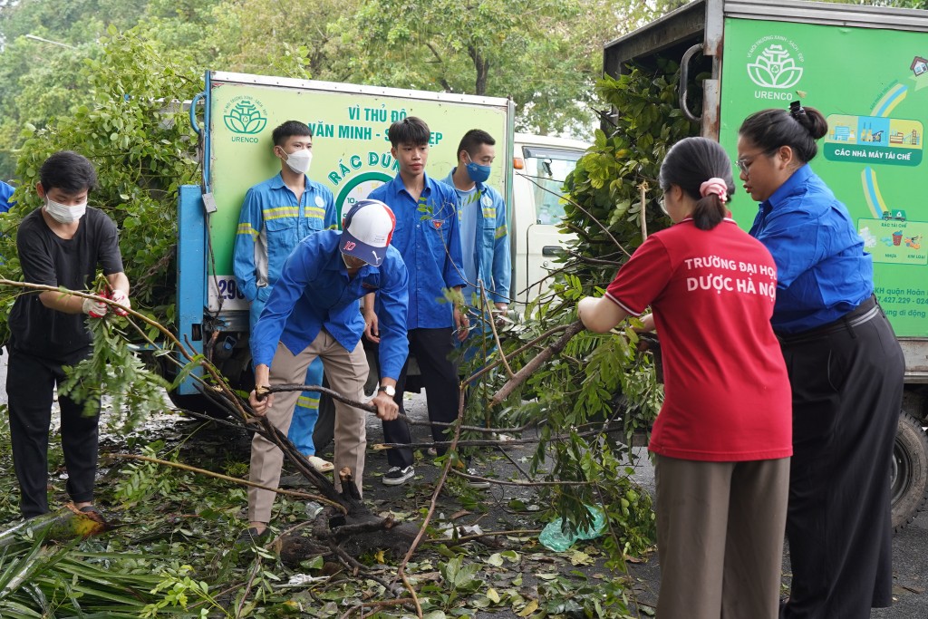 Đoàn viên, thanh niên quận Hoàn Kiếm tình nguyện hỗ trợ lực lượng chức năng khắc phục hậu quả của cơn bão số 3