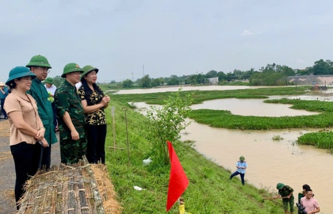 Kịp thời động viên lực lượng trực chốt, hộ đê