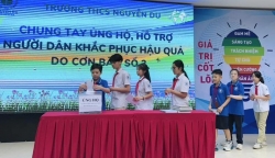 Thầy, trò trường THCS Nguyễn Du sẻ chia với người dân vùng lũ