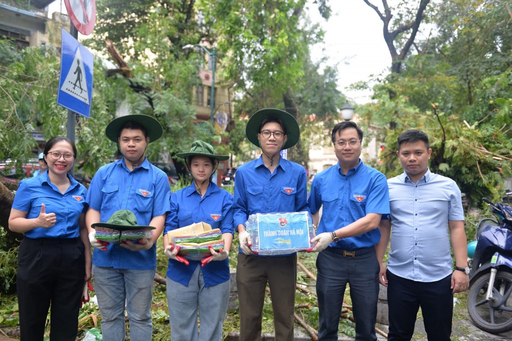 Hơn 350 lượt tình nguyện viên ra quân dọn dẹp phố phường Thủ đô