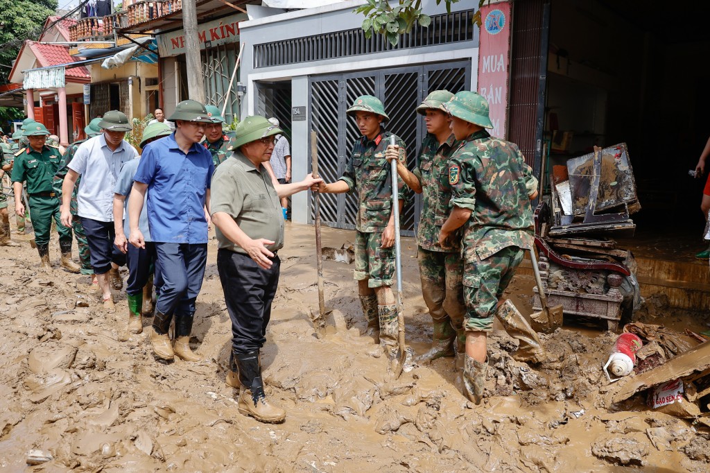 Thủ tướng động viên cán bộ chiến sĩ tham gia dọn dẹp khu vực phường Hồng Hà - Ảnh: VGP/Nhật Bắc