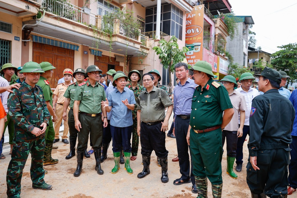 Thủ tướng động viên người dân khu vực sạt lở làm 2 người bị vùi lấp (chưa tìm thấy) tại phường Nguyễn Thái Học, TP. Yên Bái - Ảnh: VGP/Nhật Bắc