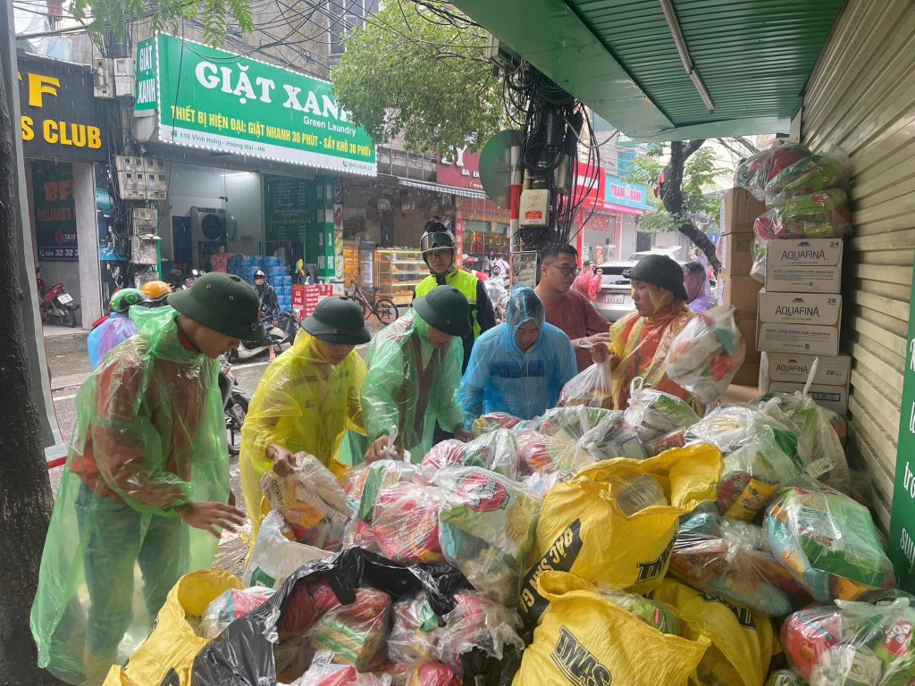 Tập kết nhu yếu phẩm tại Hà Nội vận chuyển tới các khu vực bị ngập nặng 