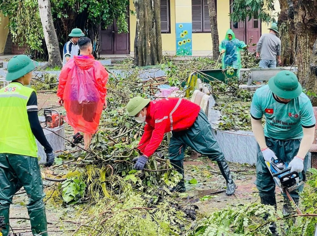 Đội SOS Đà Nẵng các thành viên hỗ trợ bà con Đồ Sơn dọn dẹp các trường học, đưa cây cối ra ngoài, sửa chữa trang thiết bị hư hỏng 