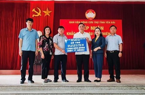 Đoàn công tác tỉnh Quảng Nam trao quà hỗ trợ  tại tỉnh Yên Bái (Ảnh: quangnam.gov.vn)