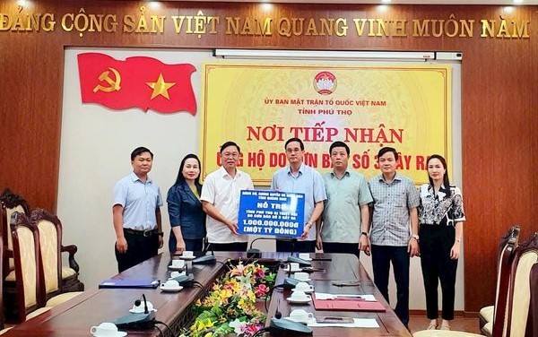 Đoàn công tác tỉnh Quảng Nam trao quà hỗ trợ tỉnh Phú Thọ (Ảnh: quangnam.gov.vn)