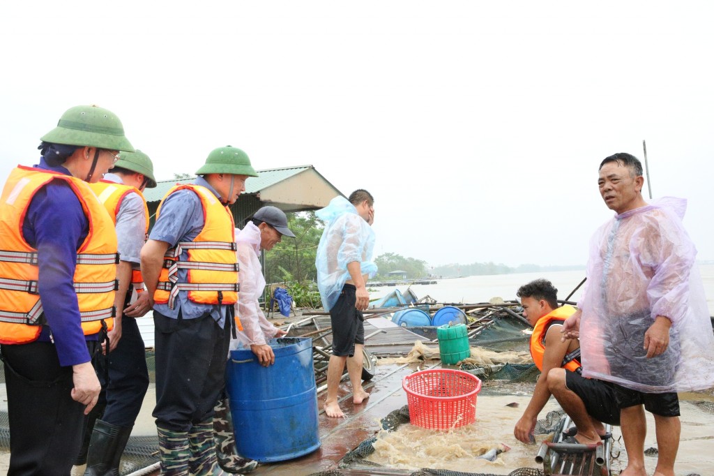 Phó Thủ tướng Thường trực thăm hỏi, động viên người dân nuôi thủy sản tại Hà Nam - Ảnh: VGP/Nguyễn Hoàng