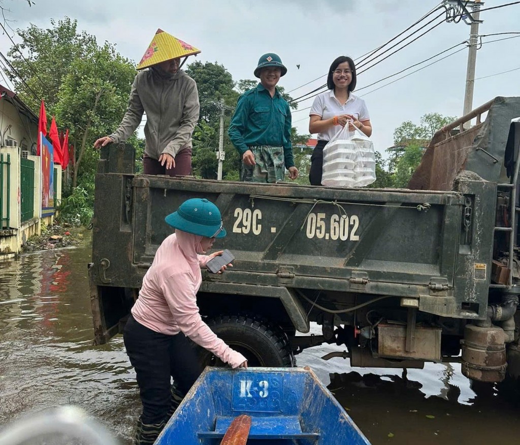 Ấm lòng những suất cơm tiếp sức lực lượng phòng chống ngập úng