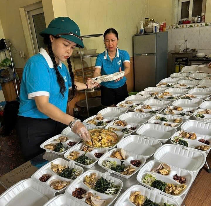Ấm lòng những suất cơm tiếp sức lực lượng phòng chống ngập úng Ấm lòng những suất cơm tiếp sức lực lượng phòng chống ngập úng