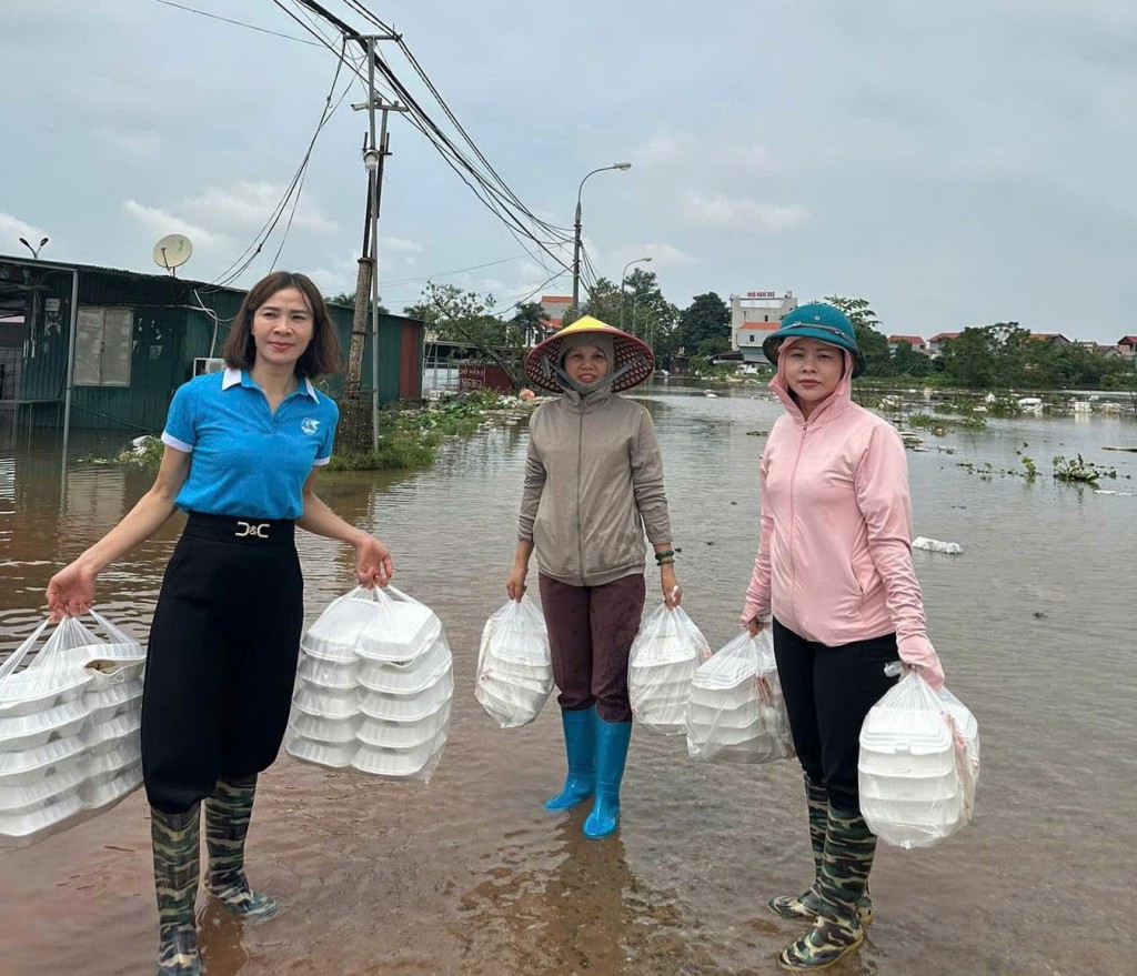 Ấm lòng những suất cơm tiếp sức lực lượng phòng chống ngập úng