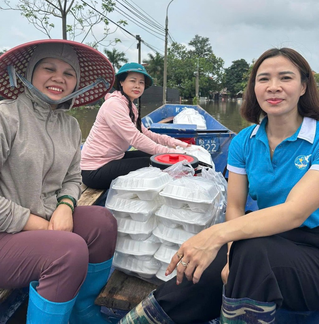 Ấm lòng những suất cơm tiếp sức lực lượng phòng chống ngập úng Ấm lòng những suất cơm tiếp sức lực lượng phòng chống ngập úng
