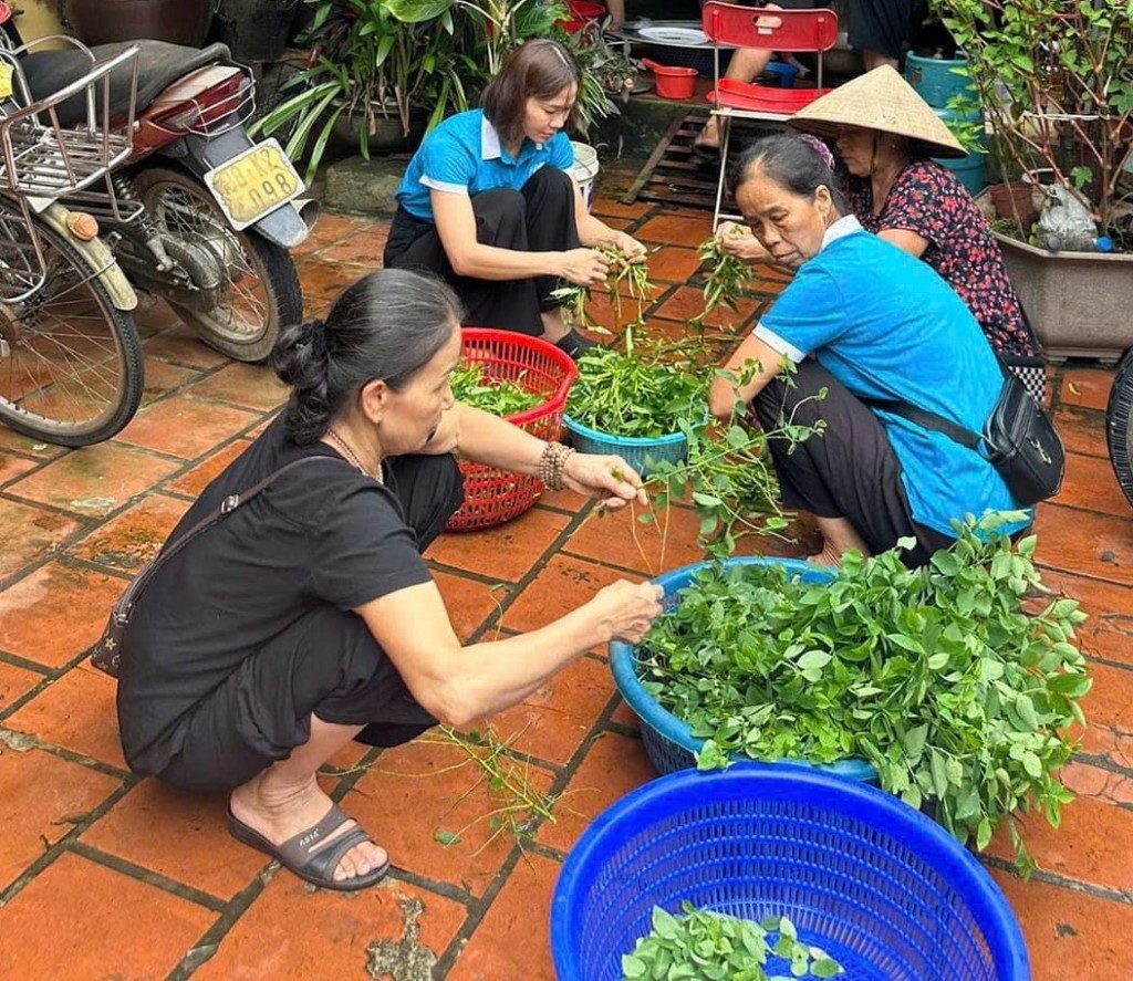 Ấm lòng những suất cơm tiếp sức lực lượng phòng chống ngập úng