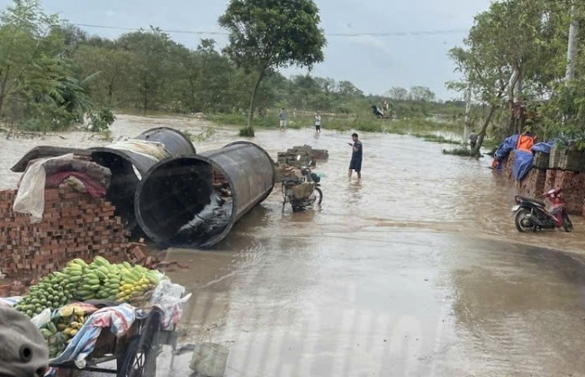 Cách di chuyển trên các tuyến đường ngập sâu ở ngoại thành Hà Nội