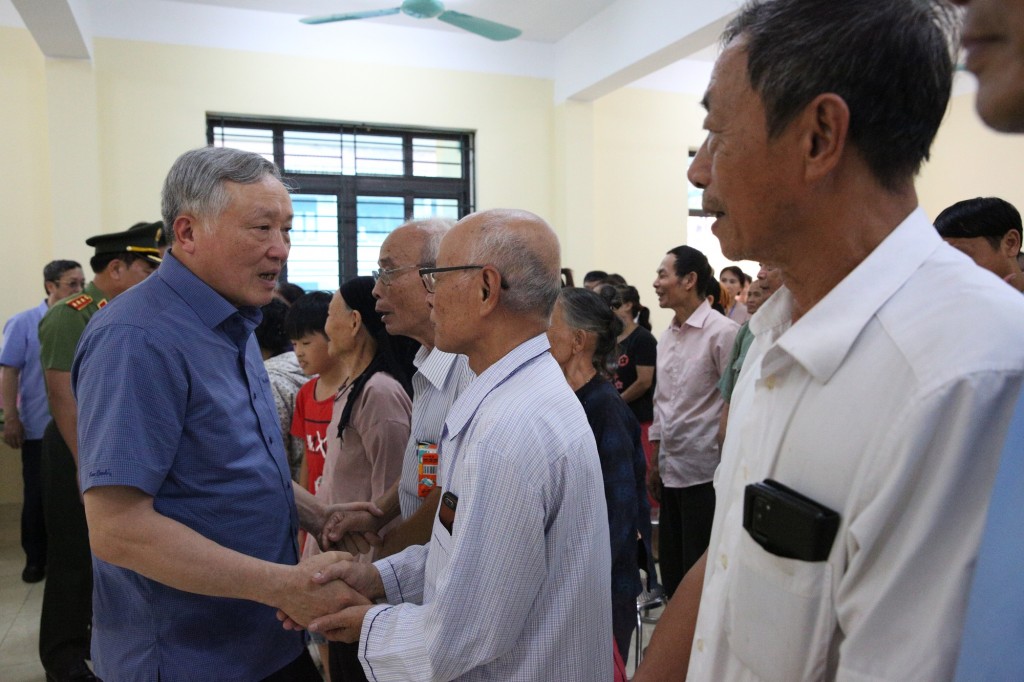 Phó Thủ tướng Thường trực thăm hỏi người dân vùng lũ của tỉnh Hưng Yên - Ảnh: VGP/Nguyễn Hoàng