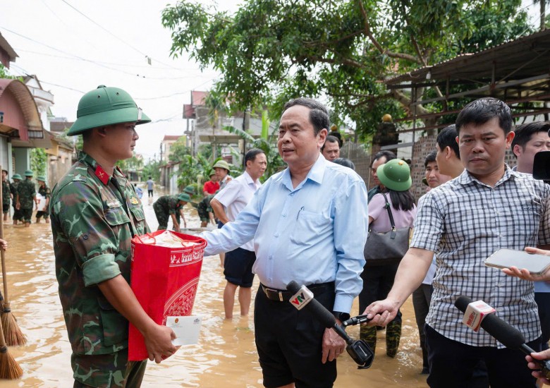 Chủ tịch Quốc hội Trần Thanh Mẫn thăm hỏi, động viên lực lượng đang khắc phục hậu quả thiên tai