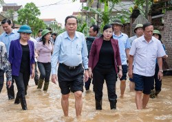 Chủ tịch Quốc hội: "Không để xảy ra tiêu cực trong công tác cứu trợ lụt bão"