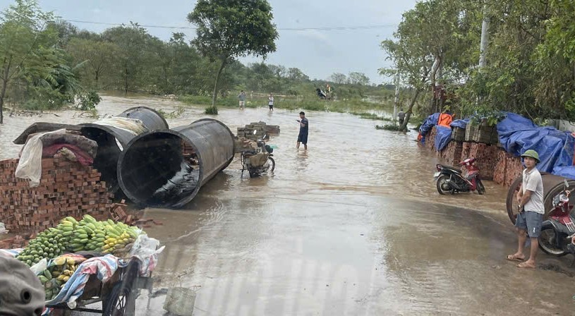 Cách di chuyển trên các tuyến đường ngập sâu ở ngoại thành Hà Nội