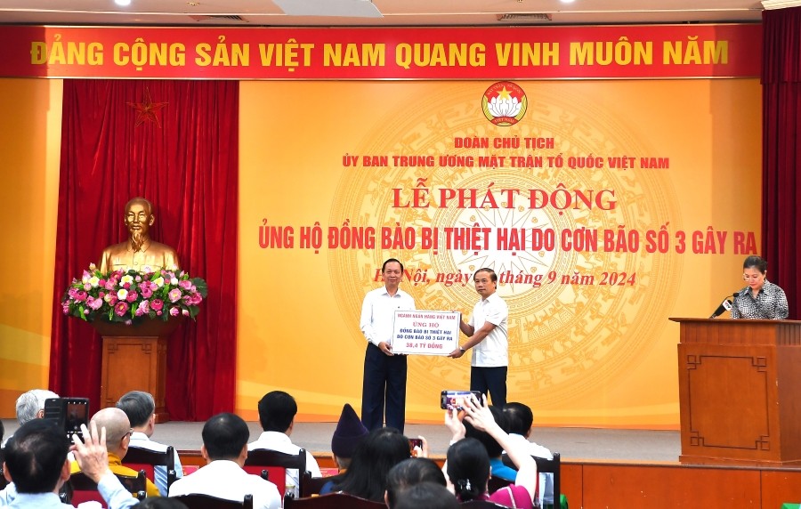 Đại diện ngành Ngân hàng, đồng chí Đào Minh Tú - Phó Thống đốc Thường trực NHNN, Chủ tịch Công đoàn Ngân hàng Việt Nam trao số tiền 38,4 tỷ đồng tại lễ phát động của UBTW MTTQ Việt Nam để ủng hộ đồng bào bị thiệt hại do bão số 3