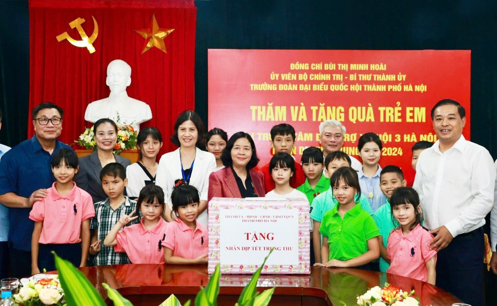 Bí thư Thành ủy Hà Nội Bùi Thị Minh Hoài với thiếu nhi tại Trung tâm Bảo trợ xã hội 3 Hà Nội (Ảnh: Viết Thành)