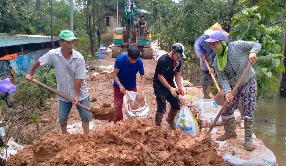 Màu áo xanh giúp đỡ bà con