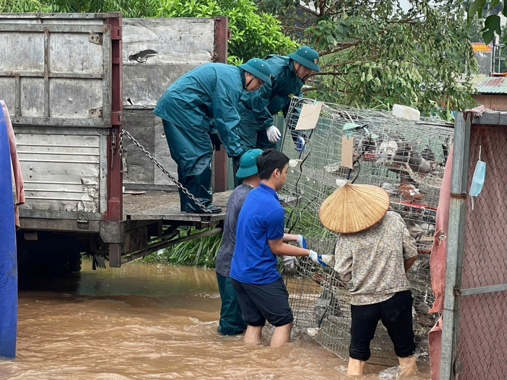 Đoàn viên thanh niên xã Vĩnh Ngọc hỗ trợ bà con di chuyển tài sản khỏi vùng ngập nước