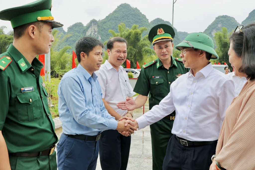 Phó Thủ tướng Bùi Thanh Sơn động viên lực lượng làm việc tại Trạm kiểm soát thác Bản Giốc - Ảnh: VGP/Minh Ngọc