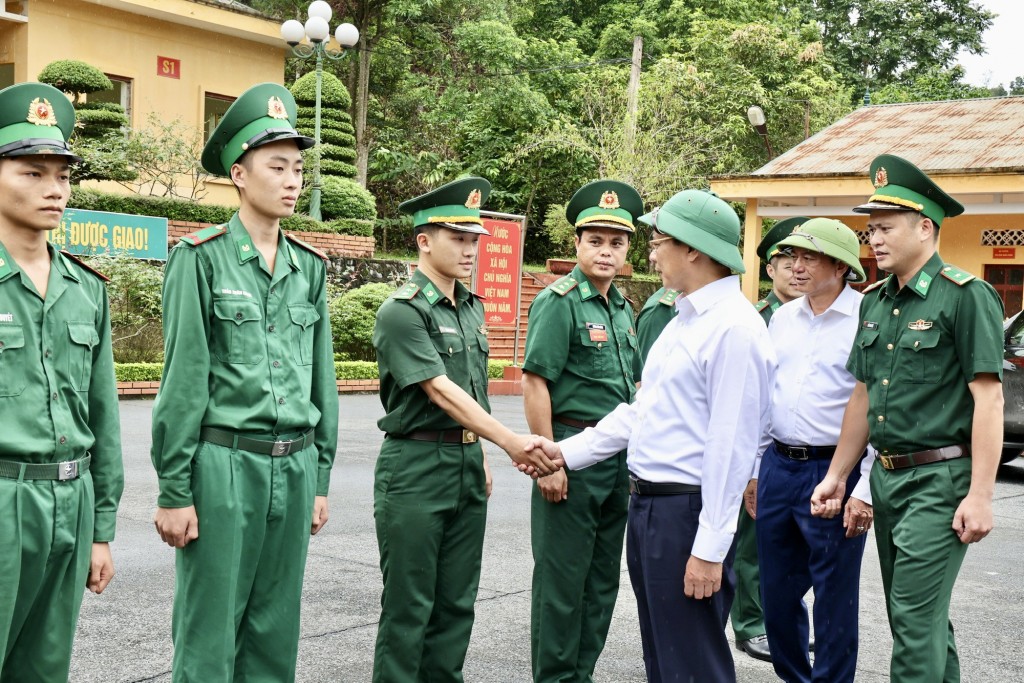 Phó Thủ tướng thăm hỏi và động viên các chiến sĩ đang làm nhiệm vụ tại Đồn Biên phòng Đàm Thủy - Ảnh: VGP/Minh Ngọc