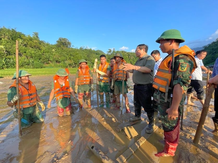 Thủ tướng thị sát hiện trường vụ sạt lở tại thôn Làng Nủ, xã Phúc Khánh, huyện Bảo Yên, khiến gần 100 người thiện mạng và mất tích - Ảnh VGP/Hà Văn