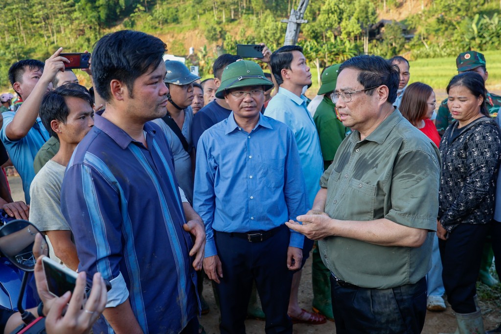 Thủ tướng hỏi thăm, động viên anh Hoàng Văn Voi (35 tuổi), người có vợ, con trai 12 tuổi thiệt mạng trong vụ sạt lở. Mẹ đẻ và anh trai anh Voi hiện vẫn mất tích. Con gái lớn anh Voi đang được cứu chữa ở bệnh viện tỉnh - Ảnh: VGP