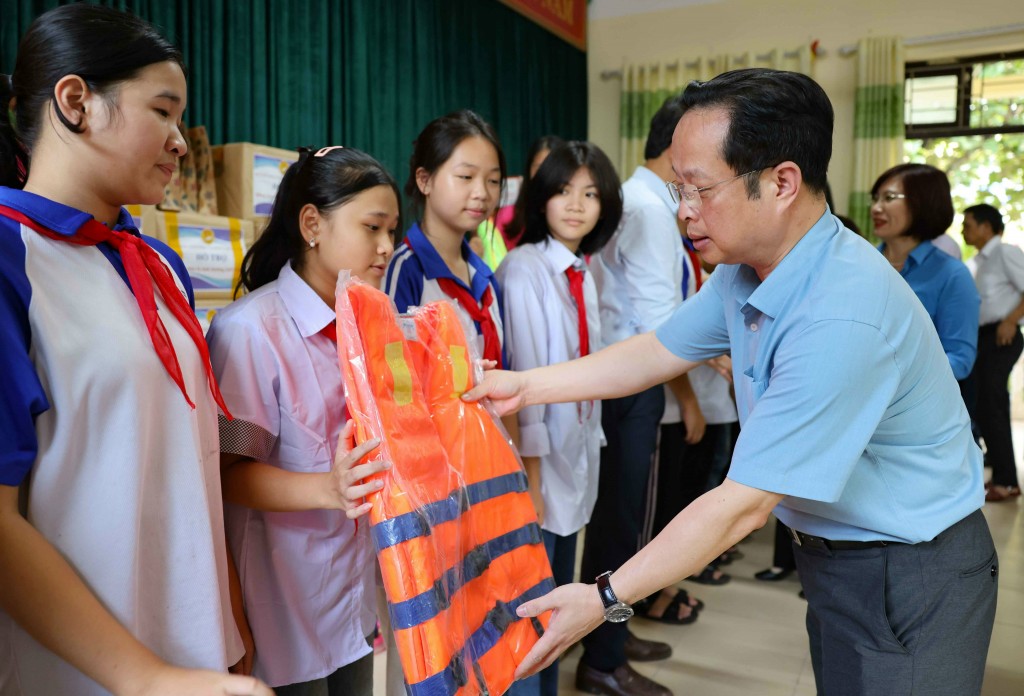 Phó Chủ tịch Thường trực HĐND TP Phùng Thị Hồng Hà tặng quà học sinh vùng lũ...