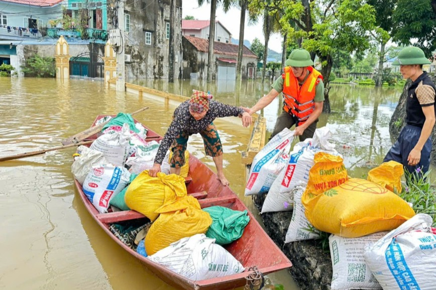  lực lượng Công an huyện Mỹ Đức hỗ trợ nhân dân vùng ngập lụt