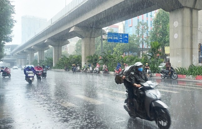 Đông Bắc Bộ và Hà Nội có mưa rào rải rác và có nơi có dông