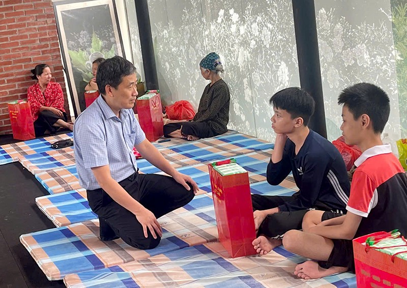 Phó Chủ tịch Thường trực UBND quận Hoàn Kiếm Nguyễn Quốc Hoàn thăm hỏi, động viên người dân cùng các em học sinh phải chạy lũ đến khu nhà lưu trú của phường Chương Dương (ảnh người dân cung cấp) Phó Chủ tịch Thường trực UBND quận Hoàn Kiếm Nguyễn Quốc Hoàn thăm hỏi, động viên người dân cùng các em học sinh phải chạy lũ đến khu nhà lưu trú của phường Chương Dương (ảnh người dân cung cấp)