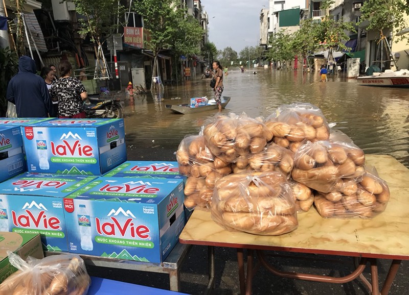 Một số người dân tổ chức phát nước uống, bánh mì miễn phí cho người dân bị lũ chia cắt tại phường Chương Dương Một số người dân tổ chức phát nước uống, bánh mì miễn phí cho người dân bị lũ chia cắt tại phường Chương Dương