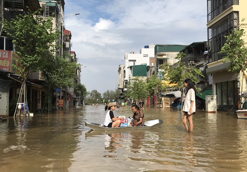 Nhu yếu phẩm được cho vào thuyền đẩy đến các hộ dân nằm sâu trong các ngõ phố bị lũ chia cắt Nhu yếu phẩm được cho vào thuyền đẩy đến các hộ dân nằm sâu trong các ngõ phố bị lũ chia cắt