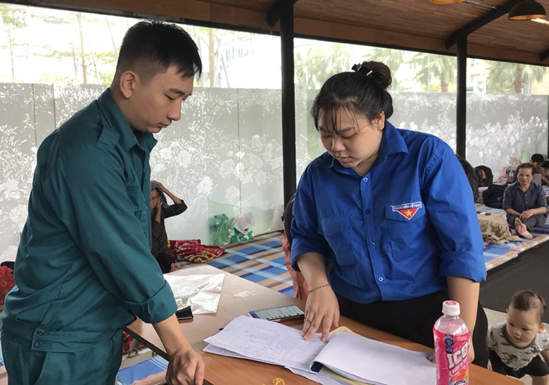 Bạn Nguyễn Ngọc Dung kiểm tra lại danh sách các hộ dân chạy lũ về khu nhà lưu trú Bạn Nguyễn Ngọc Dung kiểm tra lại danh sách các hộ dân chạy lũ về khu nhà lưu trú