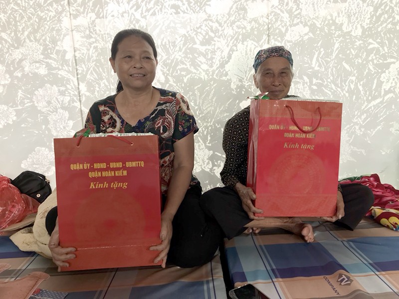 Bà Nguyễn Thị Hương và cụ Đỗ Thị Ngô xúc động khoe với PV những phần quà được lãnh đạo UBND quận Hoàn Kiếm gửi tặng Bà Nguyễn Thị Hương và cụ Đỗ Thị Ngô xúc động khoe với PV những phần quà được lãnh đạo UBND quận Hoàn Kiếm gửi tặng