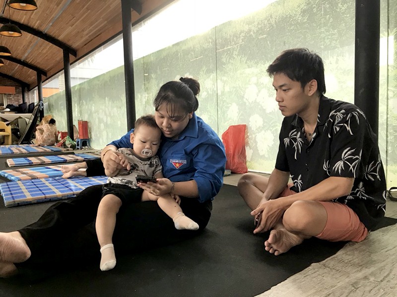 Gia đình nhỏ của bạn Nguyễn Ngọc Dung cùng nhau tránh lũ tại nhà lưu trú phường Chương Dương Gia đình nhỏ của bạn Nguyễn Ngọc Dung cùng nhau tránh lũ tại nhà lưu trú phường Chương Dương