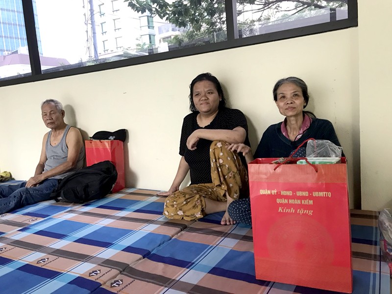 Những người già, người yếu thế được hỗ trợ đưa về lánh nạn tại khu nhà lưu trú số 2 Chương Dương Độ Những người già, người yếu thế được hỗ trợ đưa về lánh nạn tại khu nhà lưu trú số 2 Chương Dương Độ