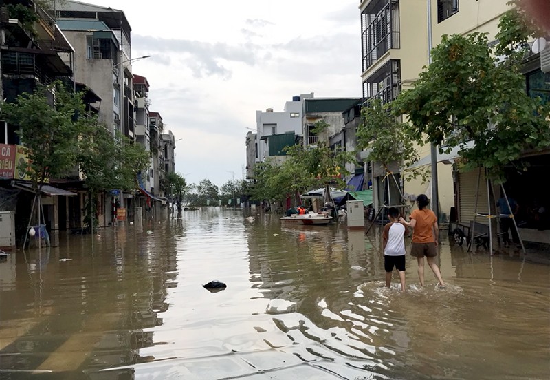 Phía sau hàng rào, nước lũ đang bắt đầu rút chậm