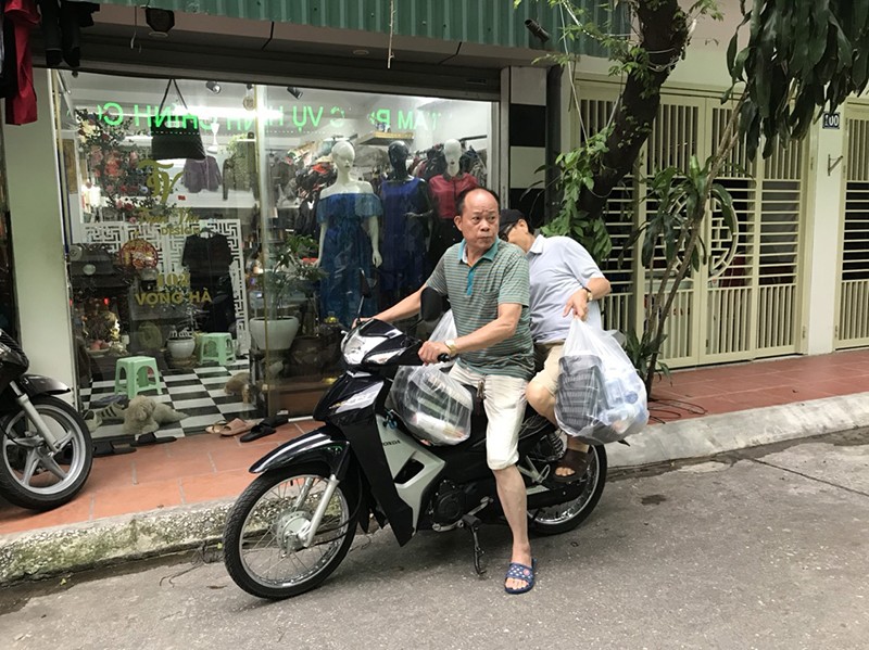 Các cựu chiến binh phường phân chia, vận chuyển các suất cơm đến điểm lưu trú cho người dân tránh lũ Các cựu chiến binh phường phân chia, vận chuyển các suất cơm đến điểm lưu trú cho người dân tránh lũ