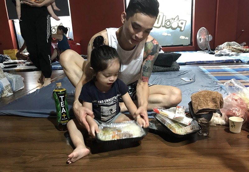 Những suất cơm giúp người dân chạy lũ đang ở trong các nhà lưu trú thêm vững tâm, ấm lòng Những suất cơm giúp người dân chạy lũ đang ở trong các nhà lưu trú thêm vững tâm, ấm lòng